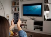 Gak Perlu Ribet Pake Kabel! 3 Cara Praktis Menghubungkan Hp Android ke Smart TV