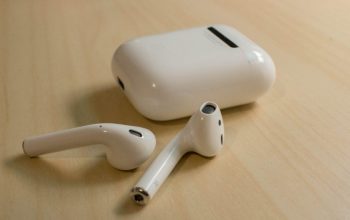 10 Headset iPhone Terbaik 2024 Bikin Kamu Makin Kece, Harga Mulai 200ribu Aja!