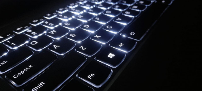 Cara Mengaktifkan Backlight Pada Keyboard Laptop, Auto Terang-Benderang!