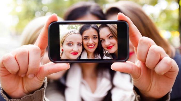 5 Tips Selfie Biar Kamu Makin PD Di Sosmed: Buruan Coba!