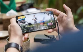Kebiasaan Pakai HP Sambil Ngecas Bikin Baterai Cepet Rusak, Ini Dia Alasannya!