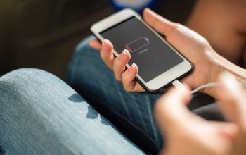 Jangan Kebiasaan! Cas HP Kelamaan Bisa Bikin Meledak Lho