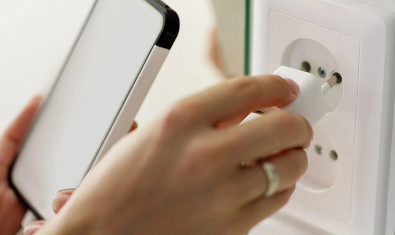 Biarin Charger Tercolok 24 Jam? Ini Dia Bahaya yang Harus Kamu Waspadai