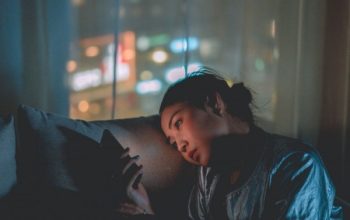 Kecanduan Scroll Media Sosial di Malam Hari Bisa Jadi Brain Rot