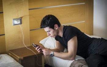 Jangan Diabaikan, Ini Risiko Pakai HP Saat Dicas