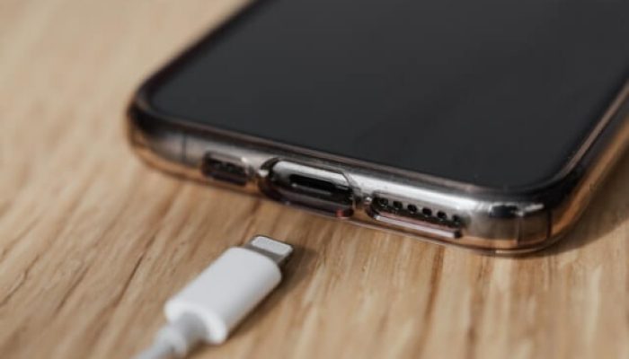 7 Cara Mengatasi Kabel Charger iPhone yang Mulai Rusak Tanpa Harus Beli Baru