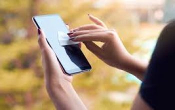 7 Cara Tepat Membersihkan Smartphone Dari Debu; Biar Tetap Awet!