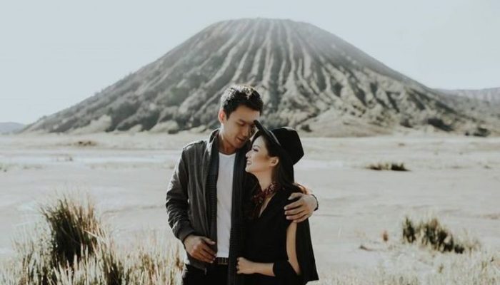 10 Ide Prompt AI Foto Pasangan Romantis di Gunung yang Bikin Baper