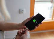 5 Bahaya Main HP Sambil Dicas yang Wajib Kamu Tau