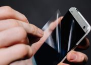 3 Tips Memasang Tempered Glass di Hp dengan Benar