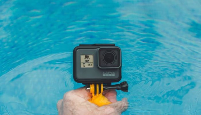 Trik Pasang GoPro Saat Berenang Biar Kamera Tetap Aman & Nggak Lepas