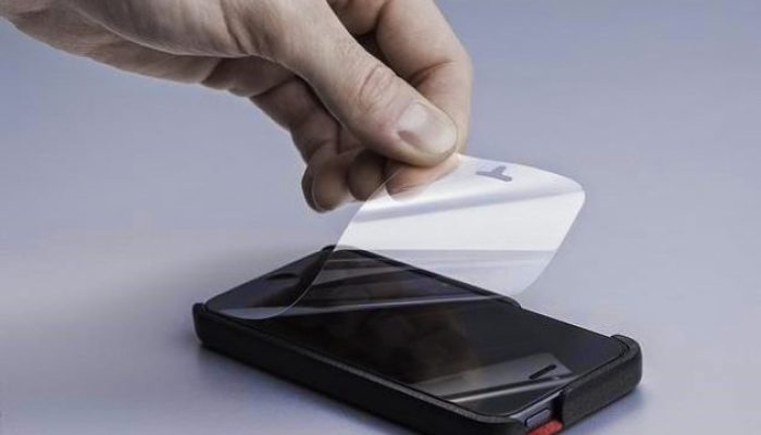 5 Cara Pasang Anti Gores HP Biar Nggak Ada Gelembung dan Hasilnya Mulus