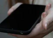 4 Trik Hilangkan Sidik Jari di Layar HP Android dengan Aman & Tetap Kinclong