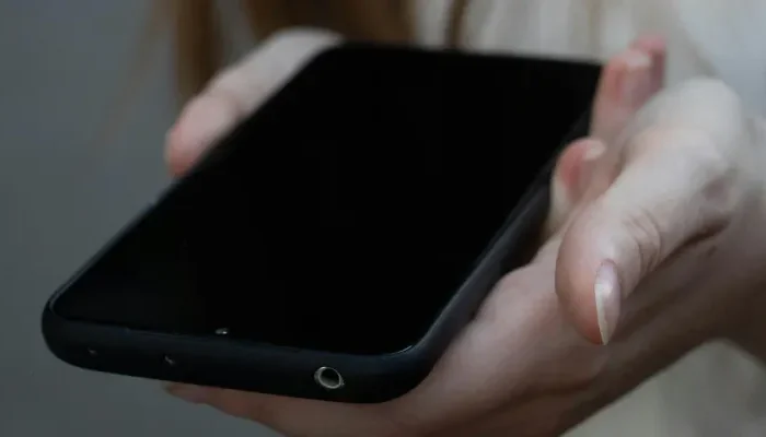 4 Trik Hilangkan Sidik Jari di Layar HP Android dengan Aman & Tetap Kinclong