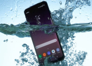 7 Hal yang Harus Kamu Lakukan Waktu HP Terendam Banjir