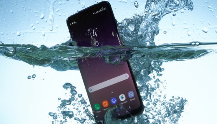 7 Hal yang Harus Kamu Lakukan Waktu HP Terendam Banjir