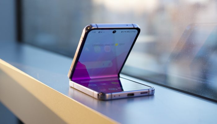 6 Keunggulan Smartphone Flip yang Nggak Bisa Kamu Dapat di HP Biasa