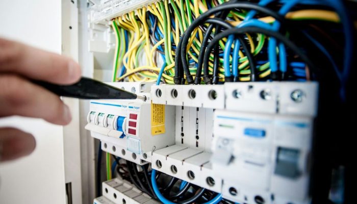 7 Penyebab dan Cara Atasi Tegangan Listrik Tidak Stabil