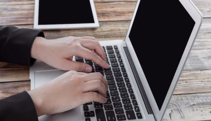 Laptop Nyala Tapi Layar Gelap Total? Ini 7 Penyebab Laptop Black Screen yang Sering Terjadi