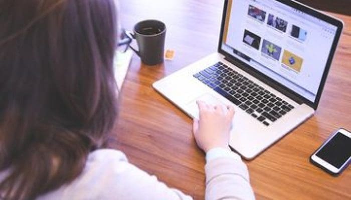 Cara Menggundang Pengguna Lain untuk Kolaborasi Tim di Canva